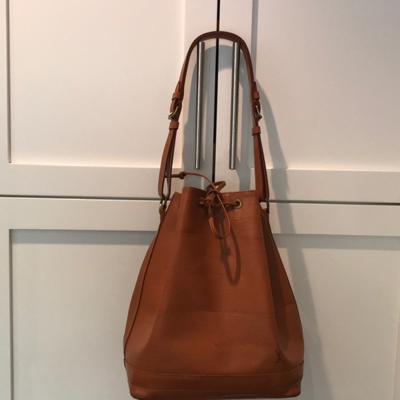 Louis Vuitton bucked handbag. - Picture 2 of 8